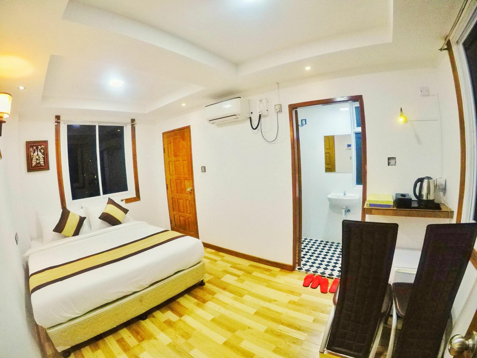 The Lodge Yangon Poshtel Exterior photo